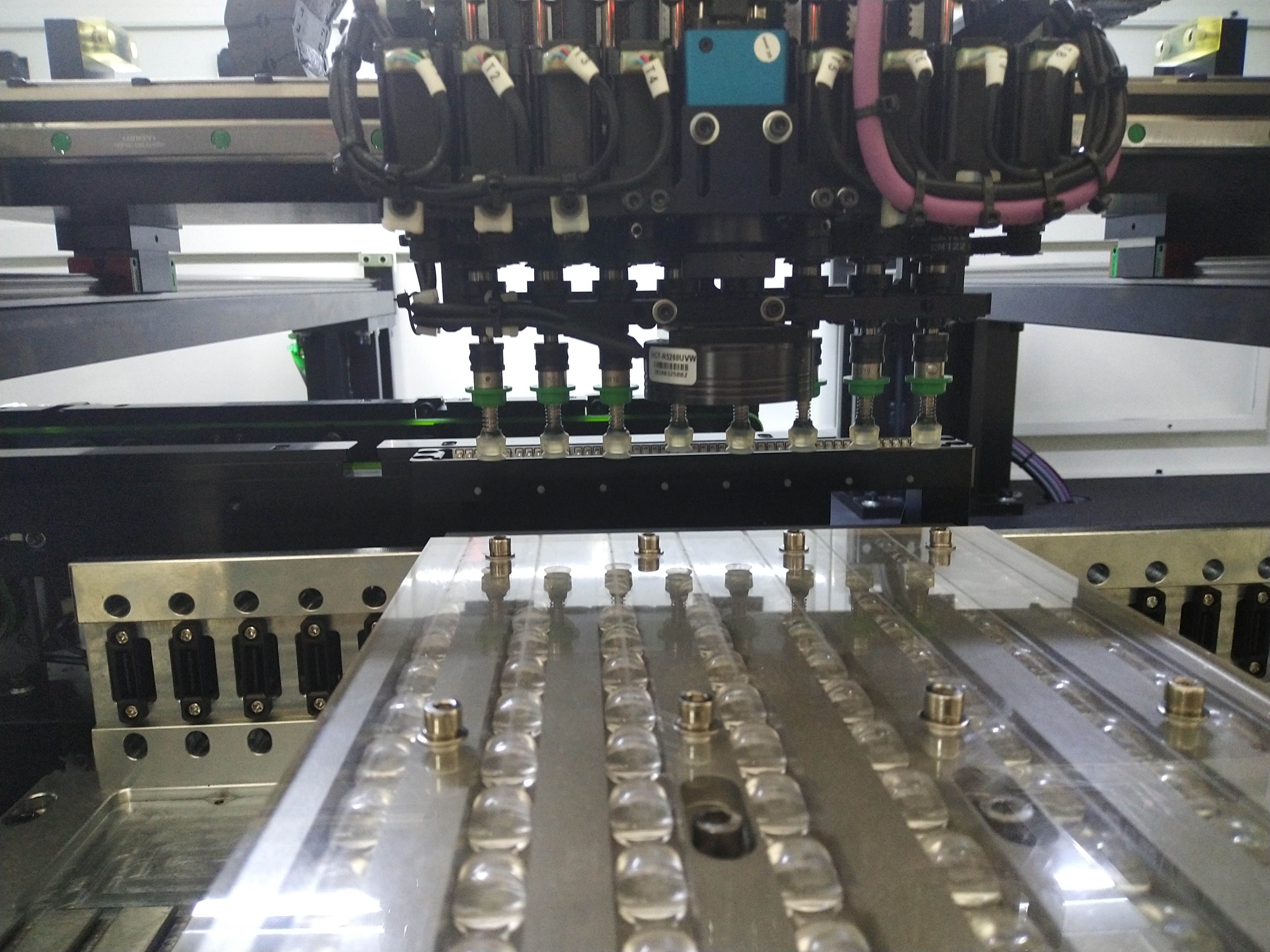 全自動透鏡貼片機(jī)、LED貼片機(jī)，一機(jī)多用,多功能貼片機(jī)